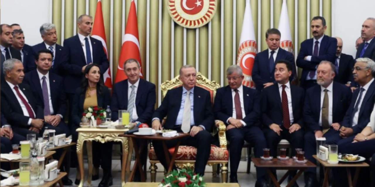 Davutoğlu’ndan ‘Erdoğan’ın yardımcısı olur musunuz?’ sorusuna yanıt