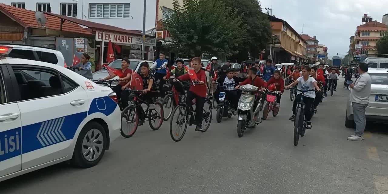Karacasu'da öğrenciler Cumhuriyet için pedal çevirdi