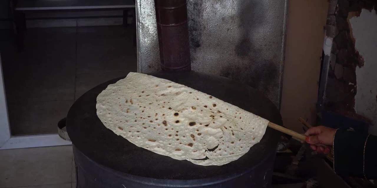 Azmiyle dört evladını hayata hazırladı: Eline unu, cesaretiyle büyüttü