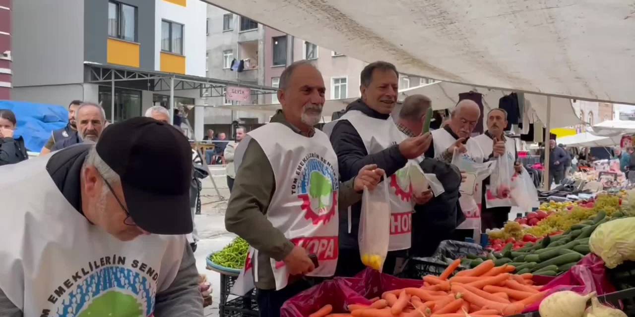 Hopa'da Emekliler geçim derdi için sokaklara döküldü