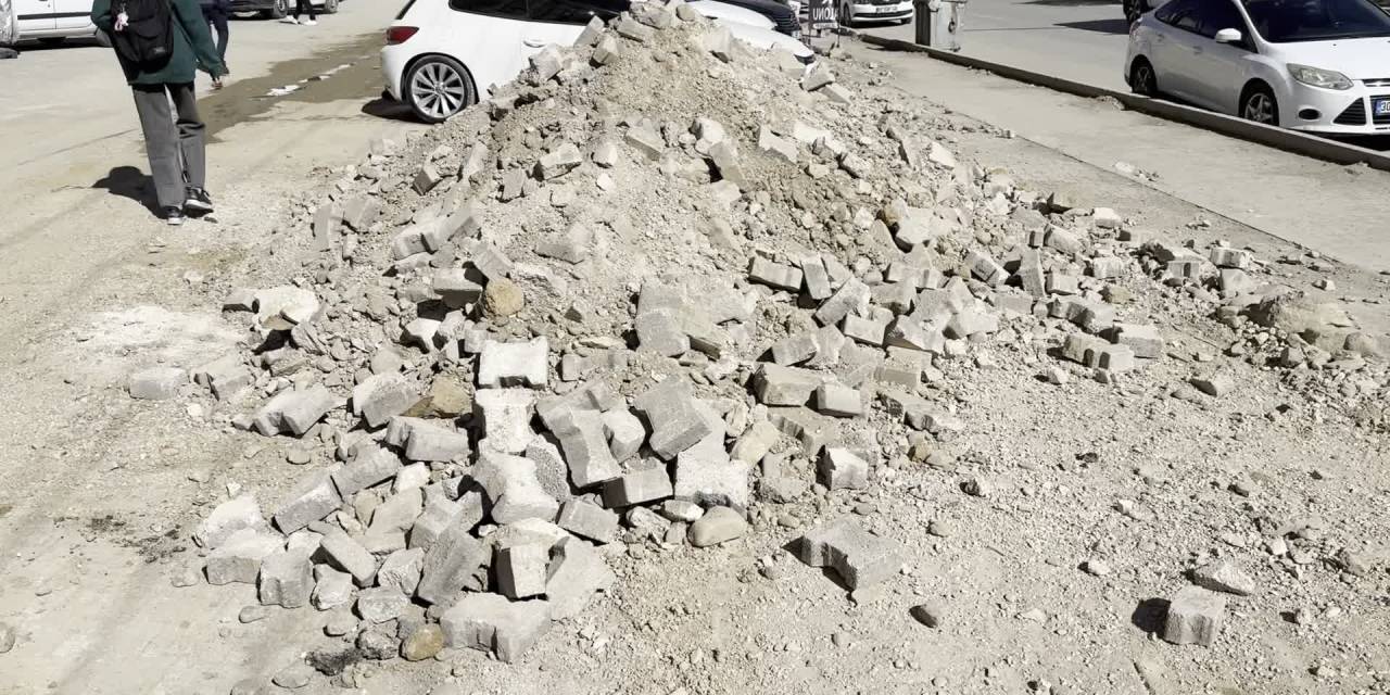 Yüksekova’da elektrik altyapı çalışmaları esnafa zor anlar yaşatıyor