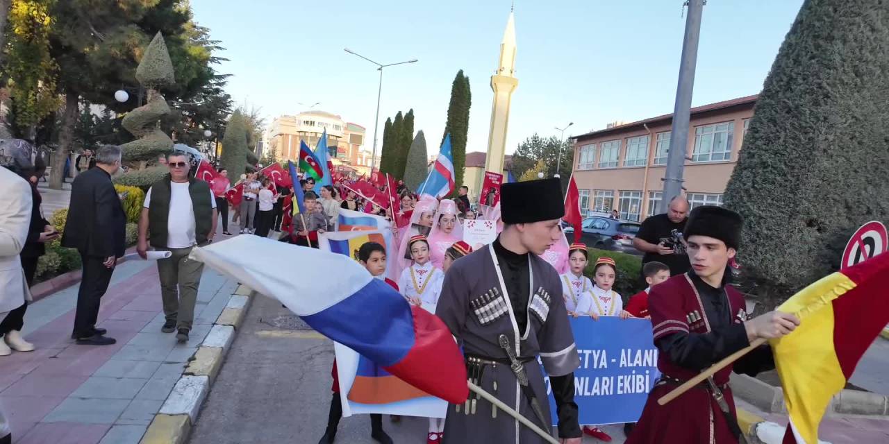 Yozgat’ta Cumhuriyet Bayramı coşkusu, halk dansları festivaliyle başladı