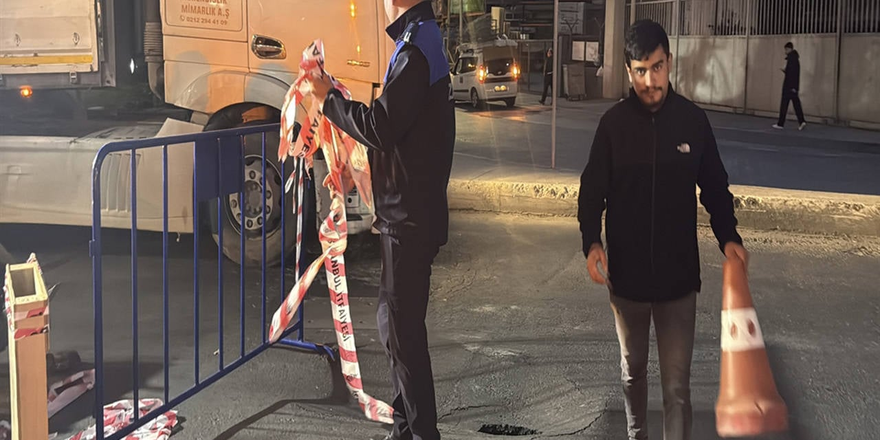 Kağıthane'de yol çöktü: Araçlar güçlükle ilerledi