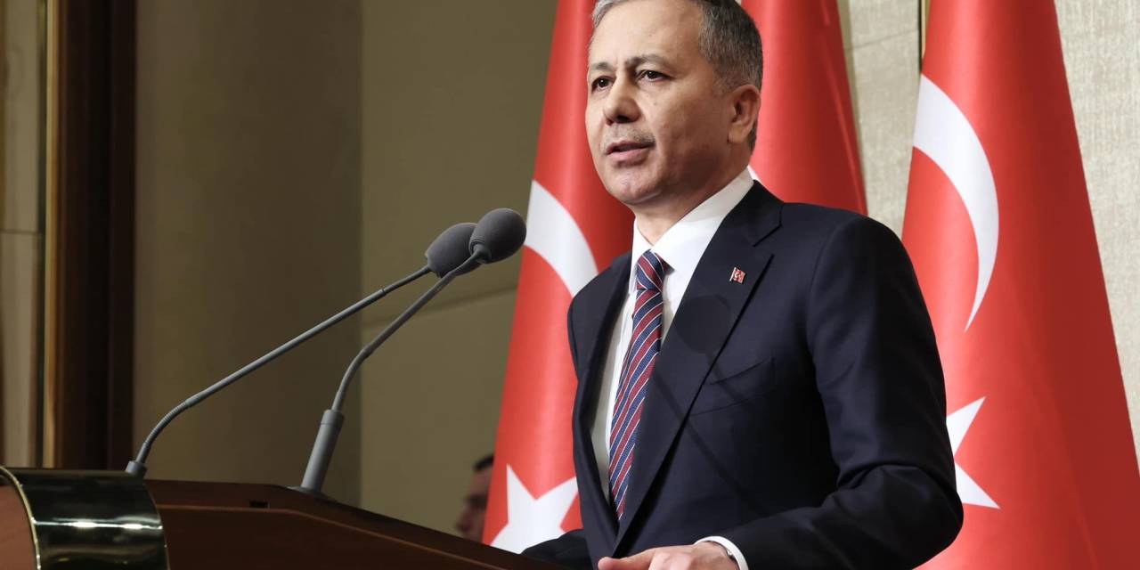 Yerlikaya: Sındırgı'daki depremde kullanıma kapalı yapılar yıkıldı