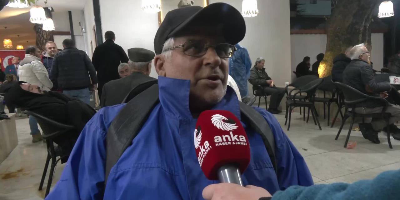 Balıkesir'de deprem gecesi: Vatandaşlar yağmur altında sokakta bekledi