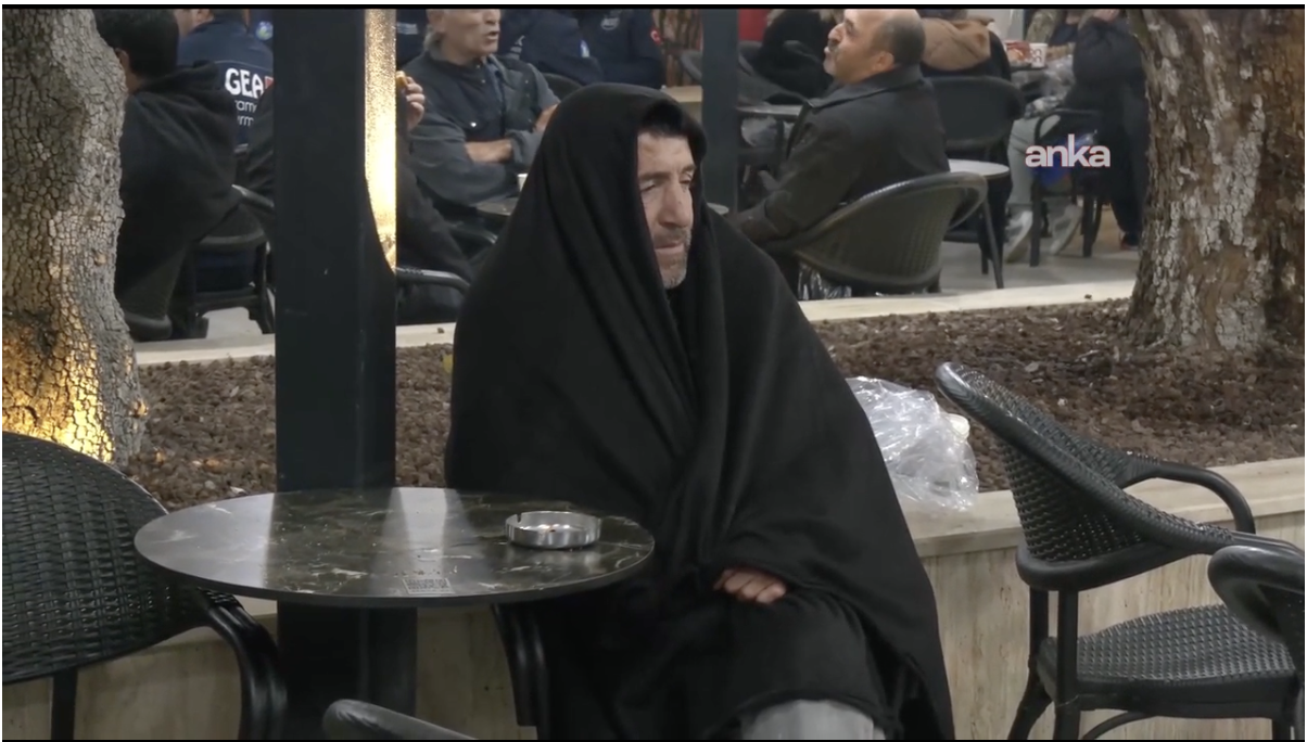 Sındırgı’da vatandaşlar yağmur altında geceyi sokakta geçirdi:  “Artçılar sürüyor, OHAL ilan edilmeli”