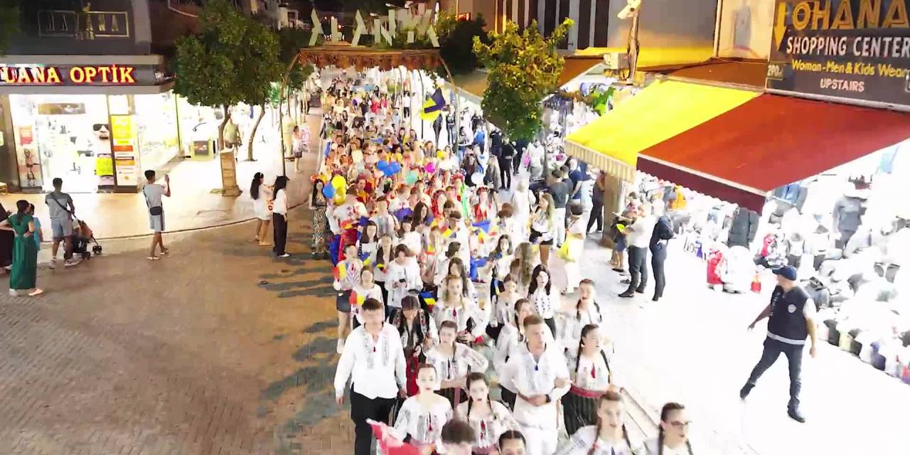 Alanya'da 4'üncü Uluslararası Halk Dansları ve Müzik Festivali coşkuyla başladı