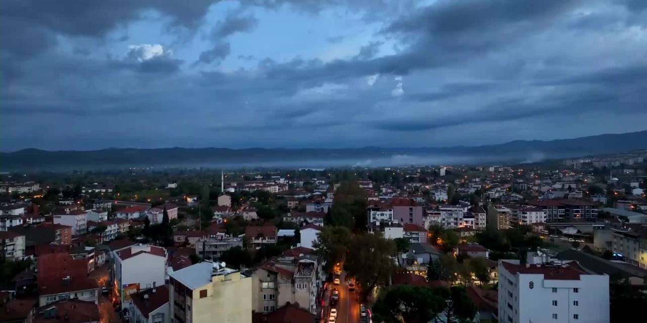 Sındırgı’daki deprem sonrası yıkılan binalar görüntülendi