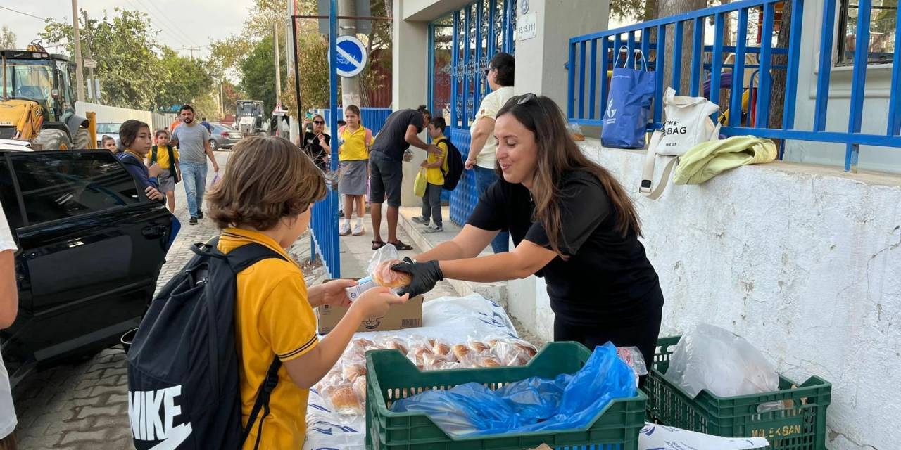 Güzelbahçe'de Süt ve Simit dağıtımı sürüyor