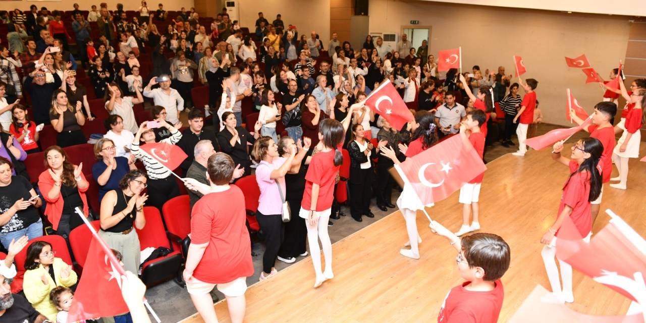 Çiğli Belediyesi Gençlik Tiyatrosu'ndan duygu dolu Cumhuriyet oratoryosu