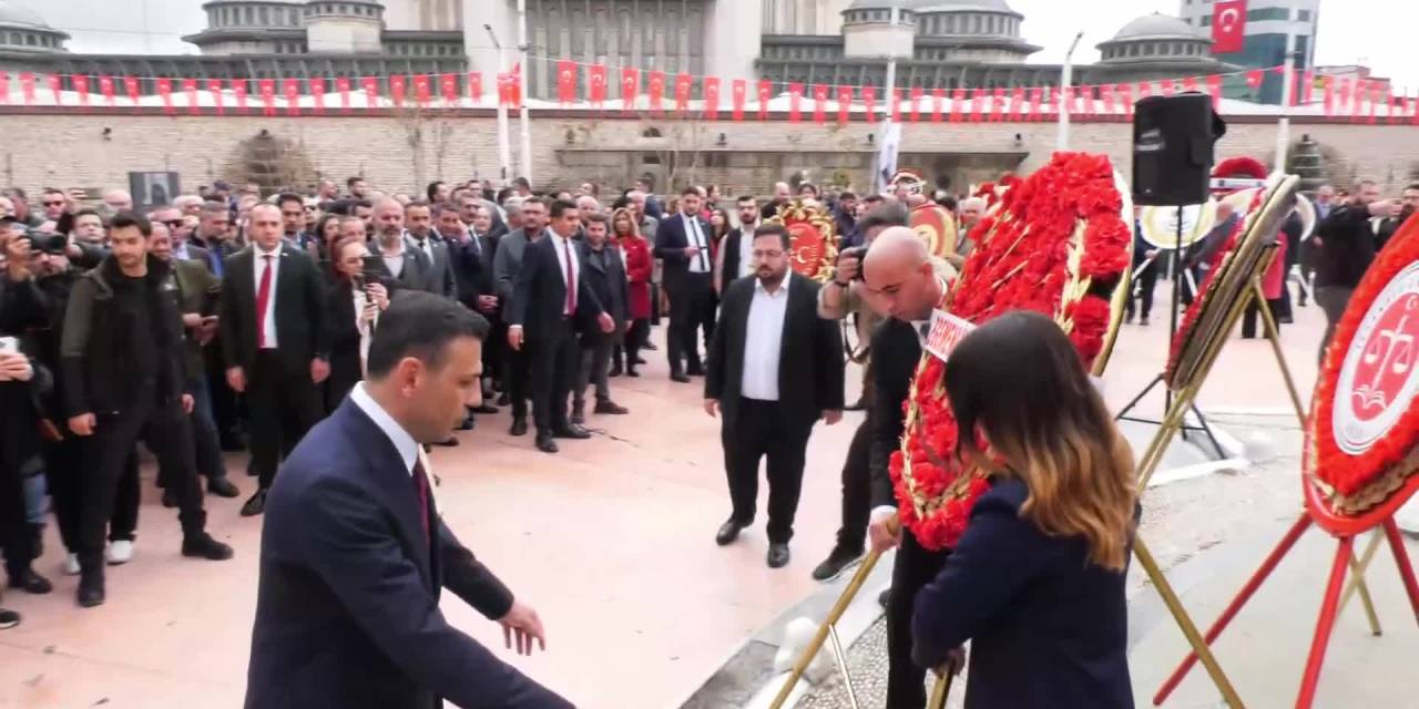 Taksim'de Cumhuriyet Coşkusu: Özgür Çelik, Millet Ayaktadır Dedi