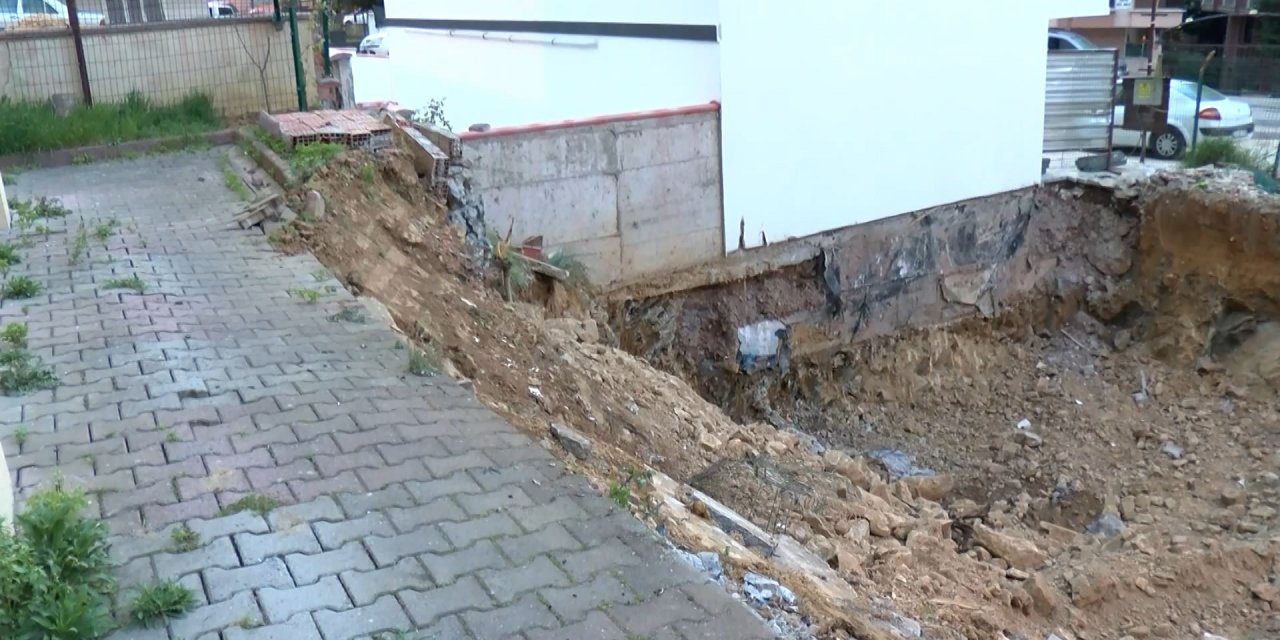Çekmeköy'de inşaatın temel kazısında yan binanın istinat duvarı çöktü