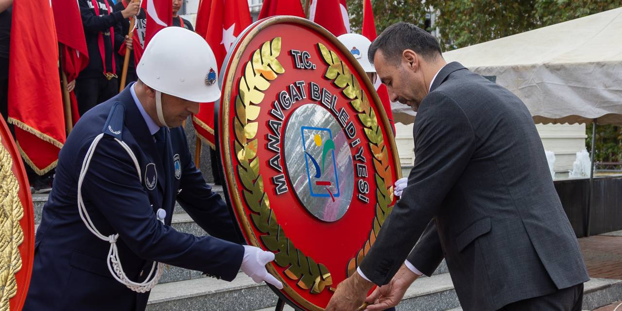 Çiçek, Atatürk Anıtı'na çelenk sundu