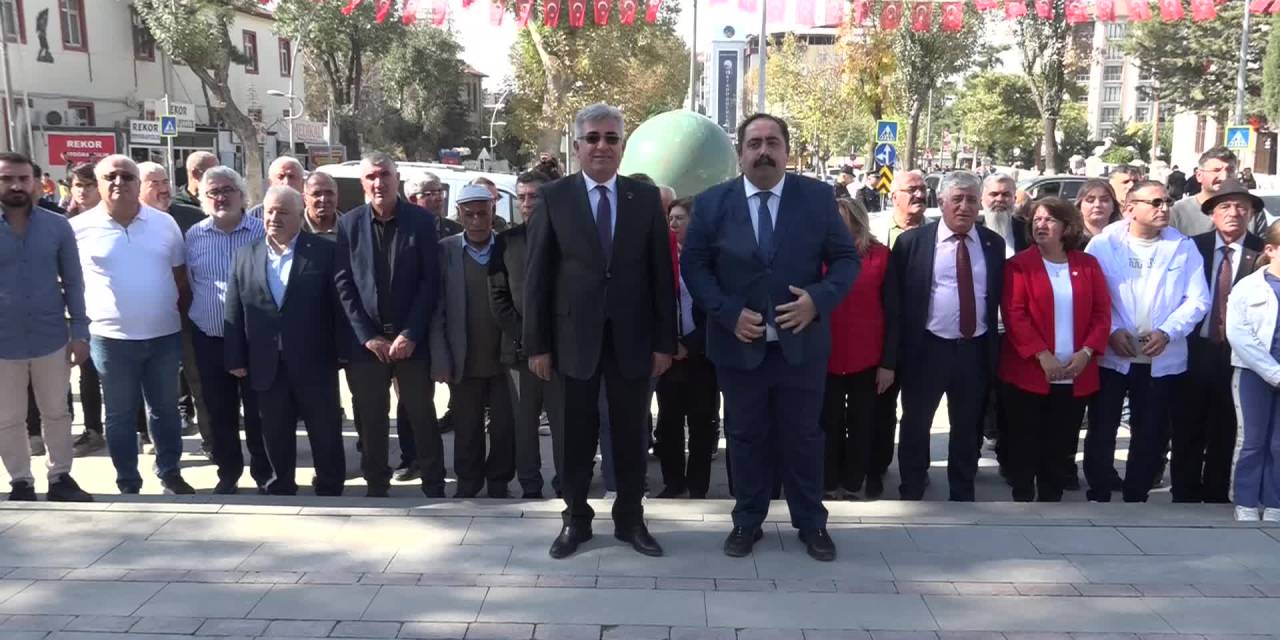 CHP ve Eğitim-İş’ten anlamlı çelenk sunumu: Alternatif bir yaklaşım