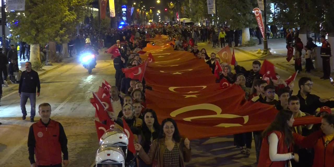 Malatya'da 70 Metrelik Türk Bayrağıyla Cumhuriyet Bayramı Yürüyüşü