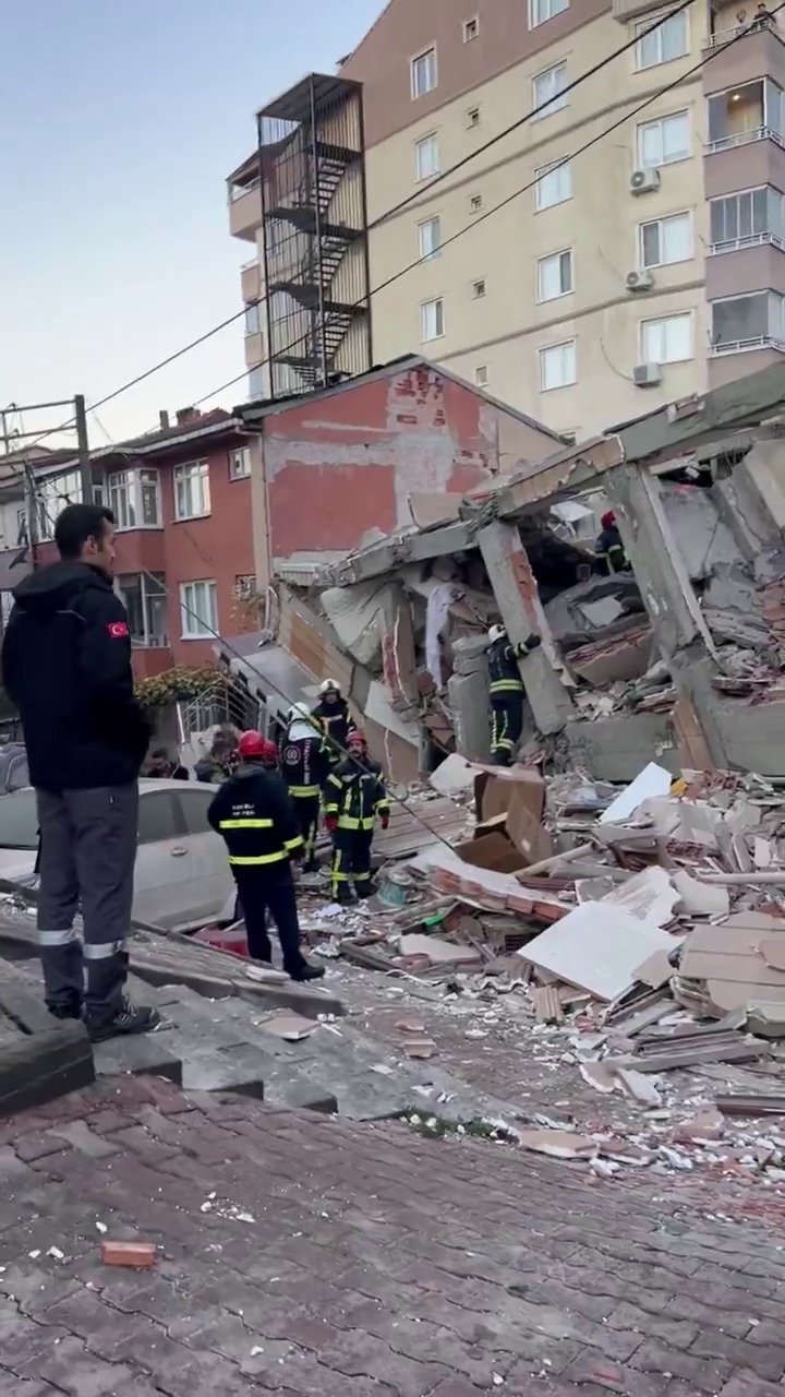 Gebze'de bir apartman içinde insanlar varken çöktü!