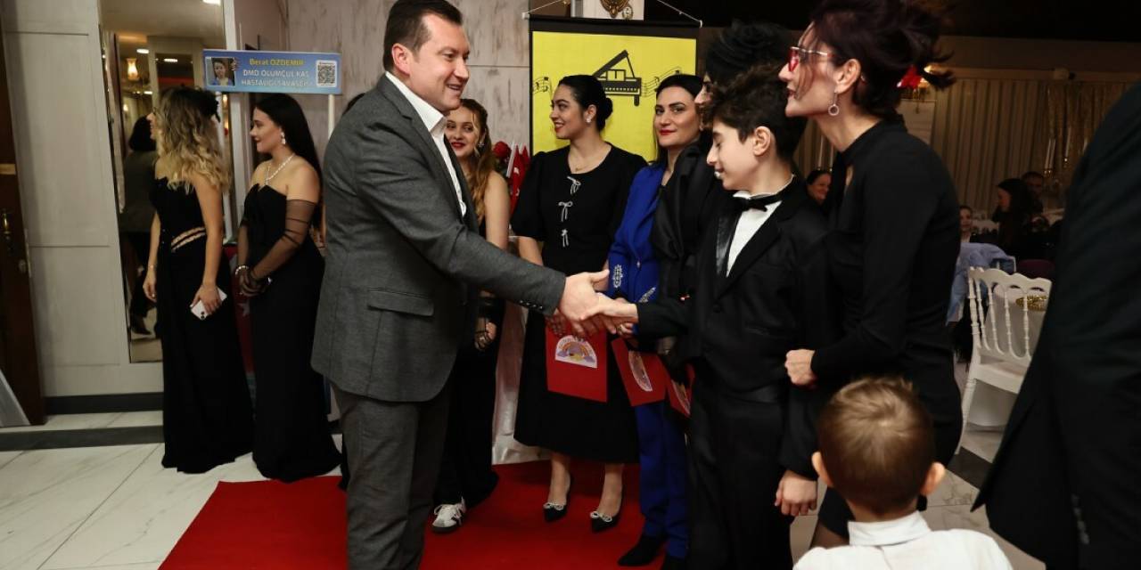 Balcıoğlu, Cumhuriyet Balosu'nda coşkuyu paylaştı