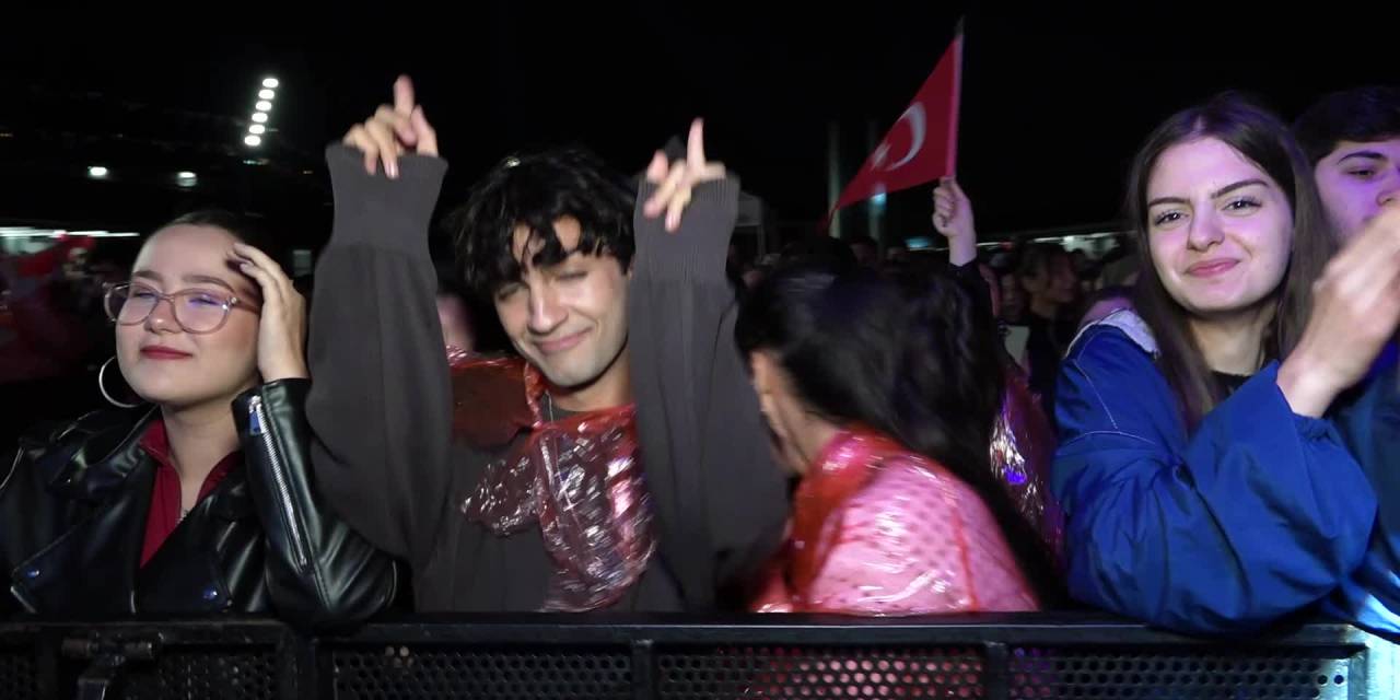 Osmangazi'de Cumhuriyet Bayramı coşkusu: Zeynep Bastık sahnede