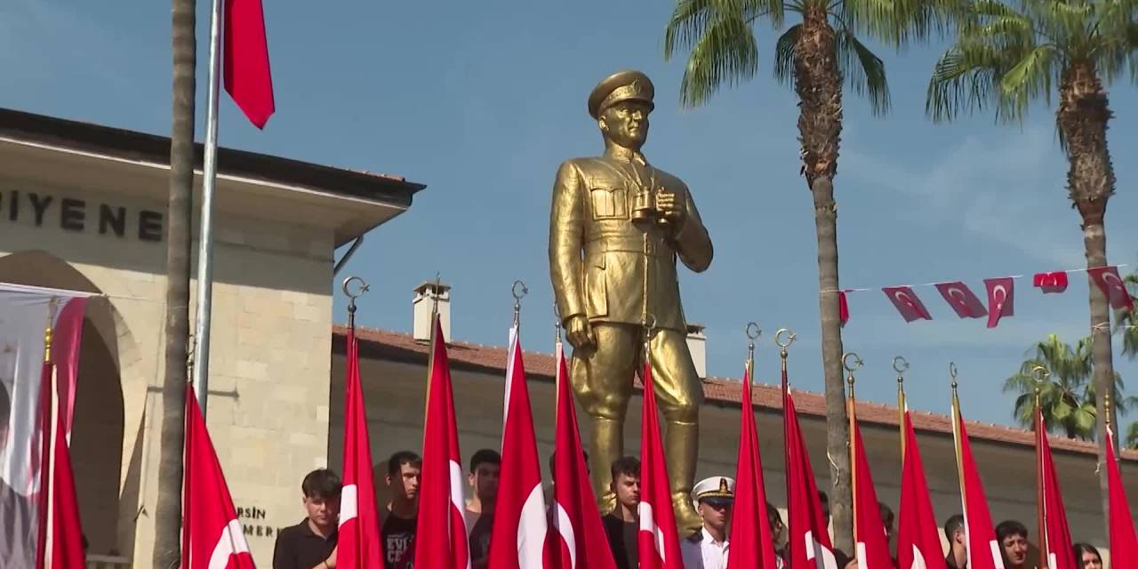 Mersin'de Bayrak Yürüyüşü ile Cumhuriyet coşkusu