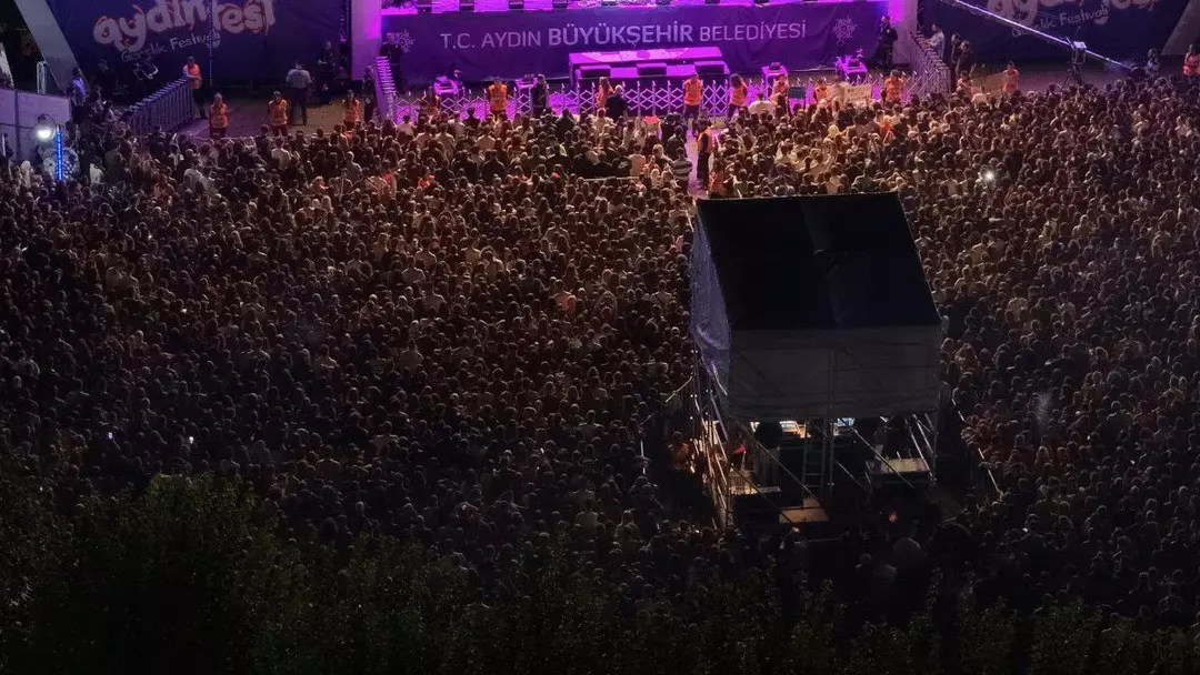 AKP'li Özlem Çerçioğlu nihayet konser alanını doldu ama bu defa da yuhalandı
