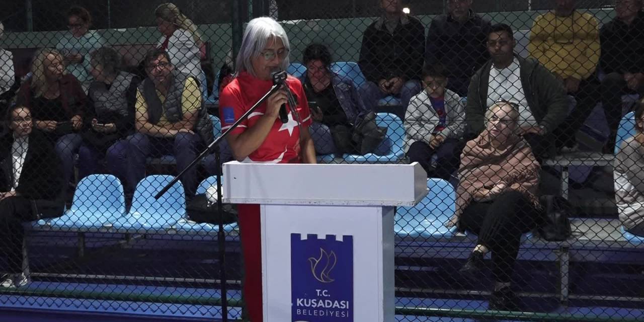 Cumhuriyet coşkusu Kuşadası’nda tenis kortlarına yansıdı