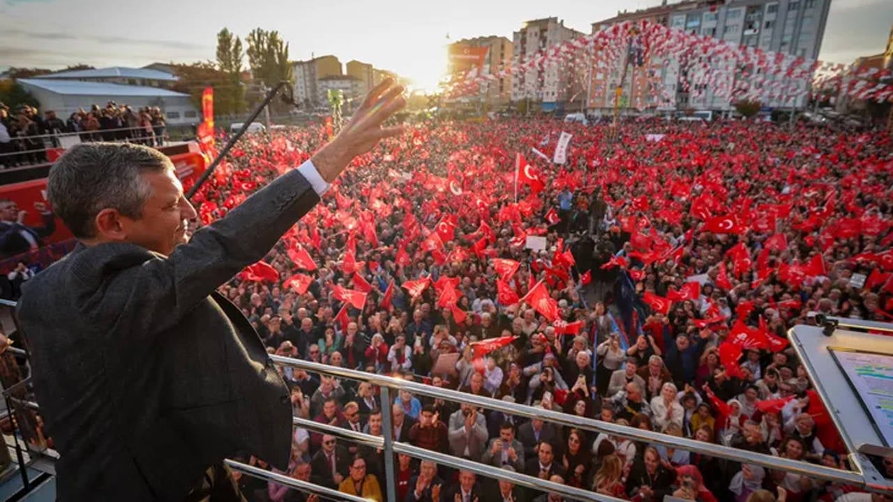 CHP Genel Başkanı Özgür Özel’den Cumhuriyet yazısı: Cumhuriyetin yolundan yürüyenlere yorulmak yakışmaz