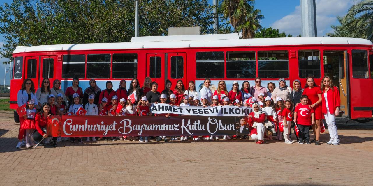Cumhuriyet Bayramı coşkusu Nostalji Tramvayı'nda yaşandı