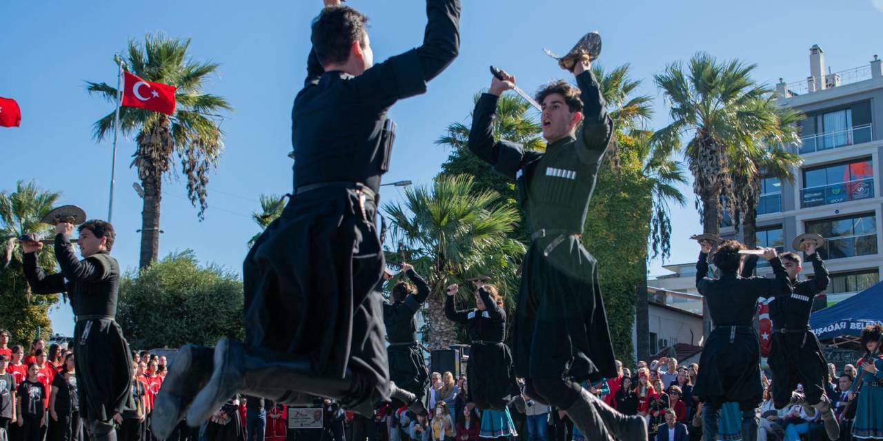 Cumhuriyet Bayramı Kuşadası'nda coşkuyla kutlandı