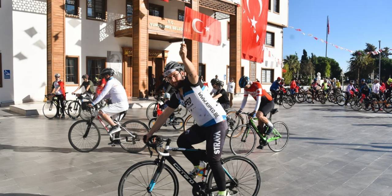 Yunusemre’de bisiklet tutkunları, Cumhuriyet’in 102. yılına özel 102 kilometre pedal çevirdi
