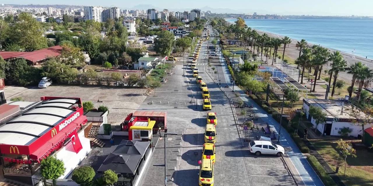 Cumhuriyet Bayramı coşkusu Konyaaltı’nda taksicilerle yaşandı