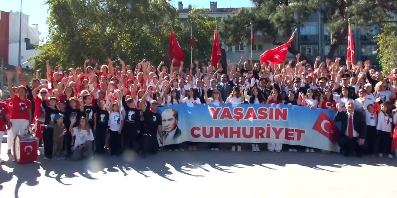Burhaniye'de Cumhuriyet Bayramı kutlamaları neşeyle gerçekleşti