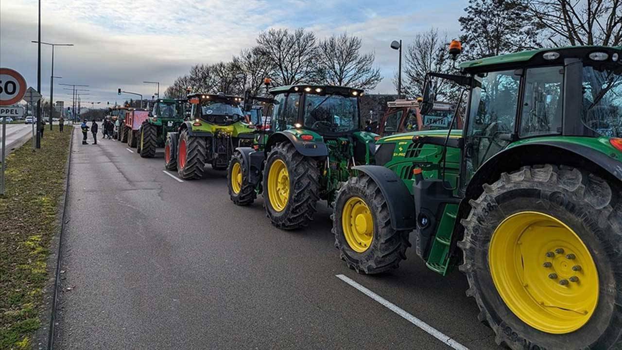Fransız çiftçiler yine eylemde: Devlet kurumlarının önüne gübre döktüler