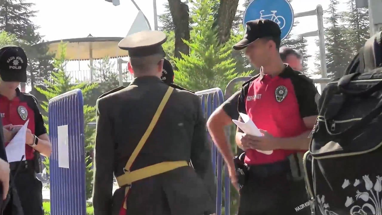 Anıtkabir'e girişte askerlerin üstünü polisin araması tartışması