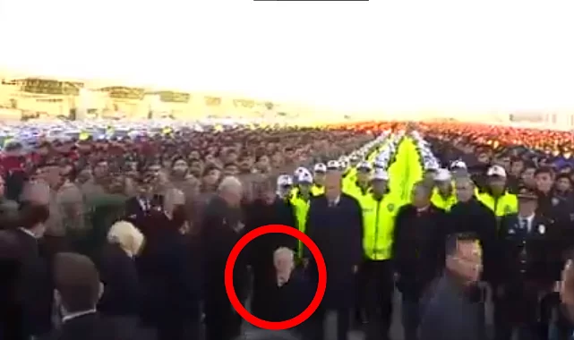 AKP'li Hulki Cevizoğlu, Erdoğan'la aynı kadraja girmek için çömeldi