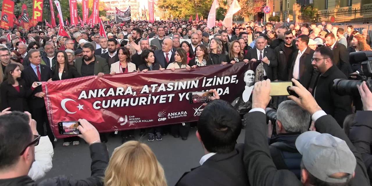 Cumhuriyet'in 102. yılı: Binler Anıtkabir'e koştu