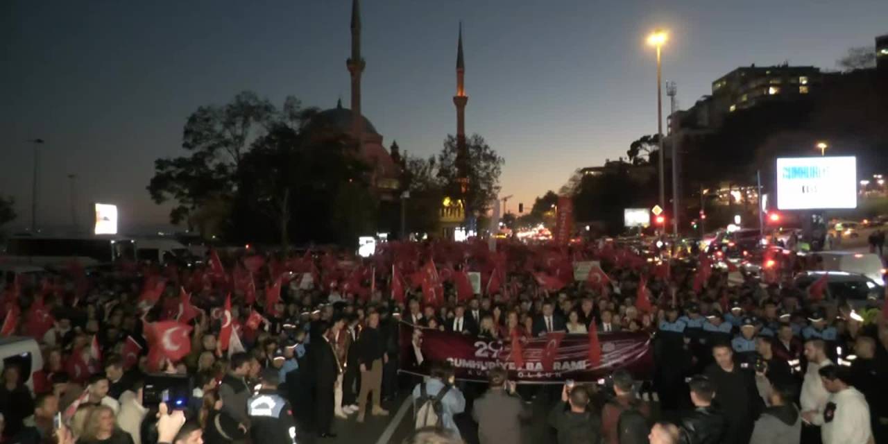 Beşiktaş'ta Cumhuriyet coşkusu: Yurttaşlar, 'Mustafa Kemal'in askerleriyiz' diyerek yürüdü