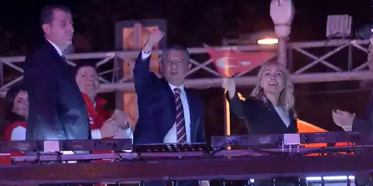 On binler Bağdat Caddesi'nden Kadıköy'e 'Cumhuriyet' için yürüdü