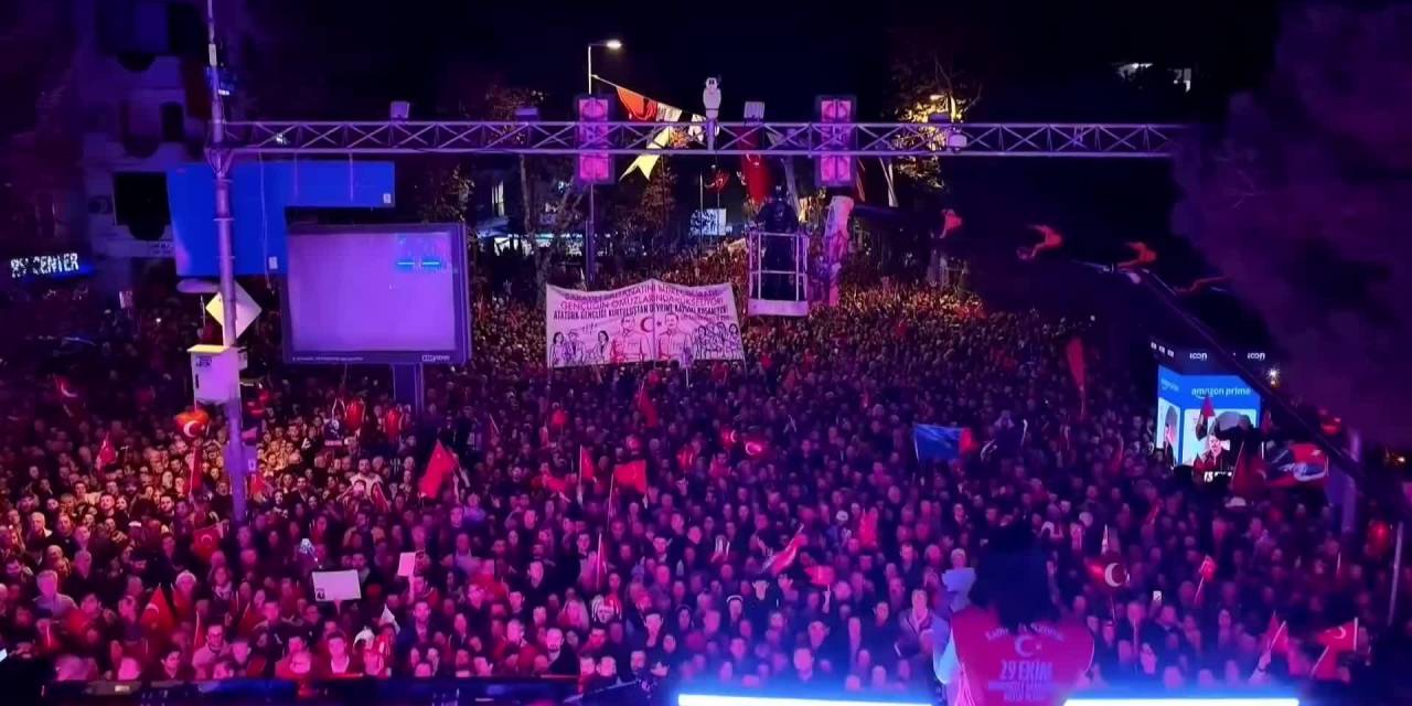 Kadıköy'de Cumhuriyet Coşkusu: Kösedağı'ndan güçlü mesajlar