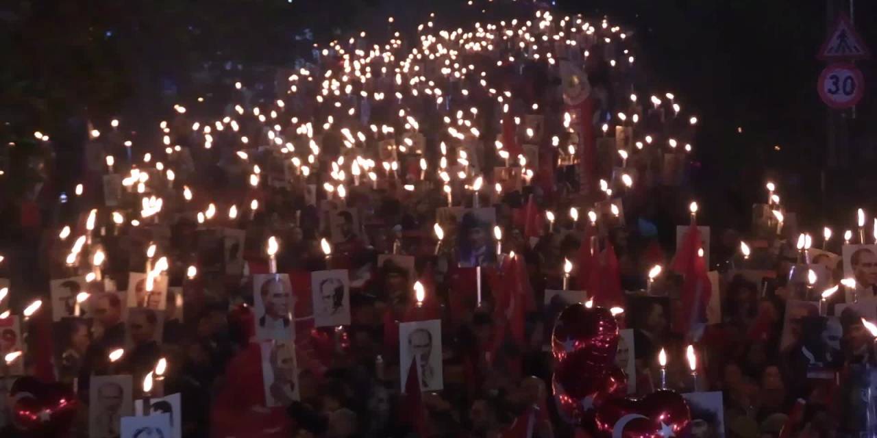 Cumhuriyet coşkusu Ataşehir'de dorukta: Fener alayı ve konserle kutlandı