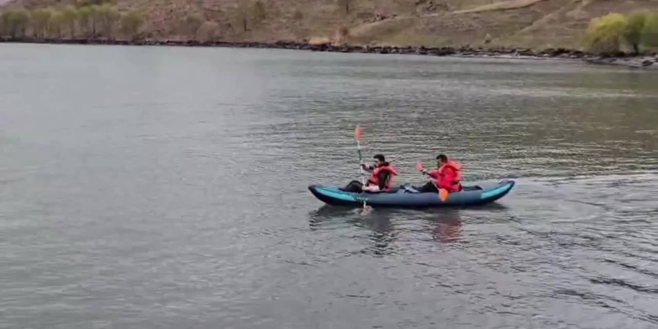 Çocuklar, Cumhuriyet Bayramı'nı Çıldır Gölü'nde coşkuyla kutladı