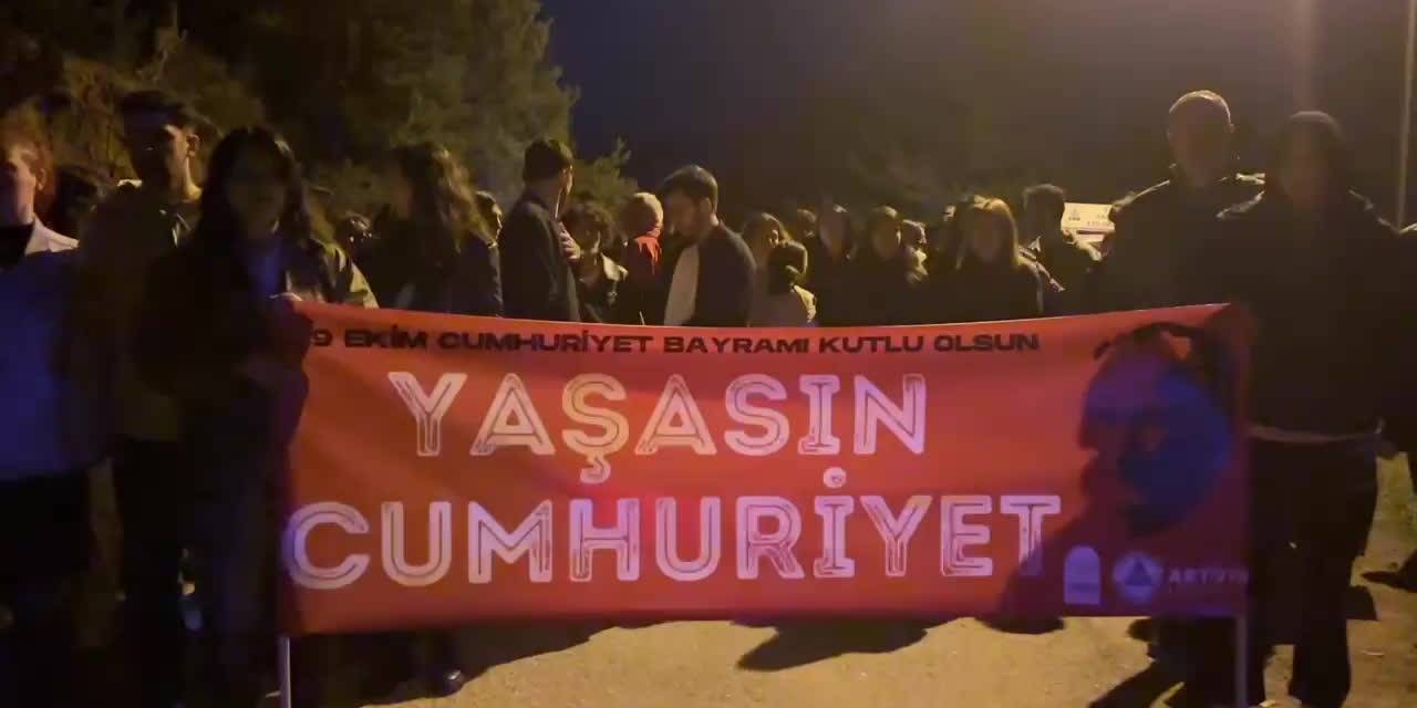 Cumhuriyet'in 102. Yılı Coşkuyla Kutlandı: Meşaleli Yürüyüş Atatepe'de Final Yaptı