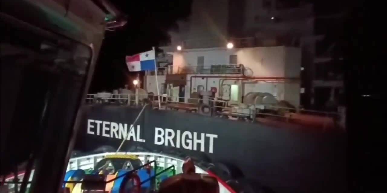 Çanakkale Boğazı'ndaki yük gemisi Karanlık Liman'a güvenle demirledi