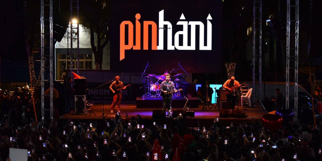 Fethiye'deki 29 Ekim kutlamaları Pinhani konseri ile coştu