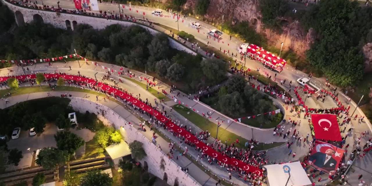 Cumhuriyet Bayramı Antalya'da Candan Erçetin konseriyle kutlandı
