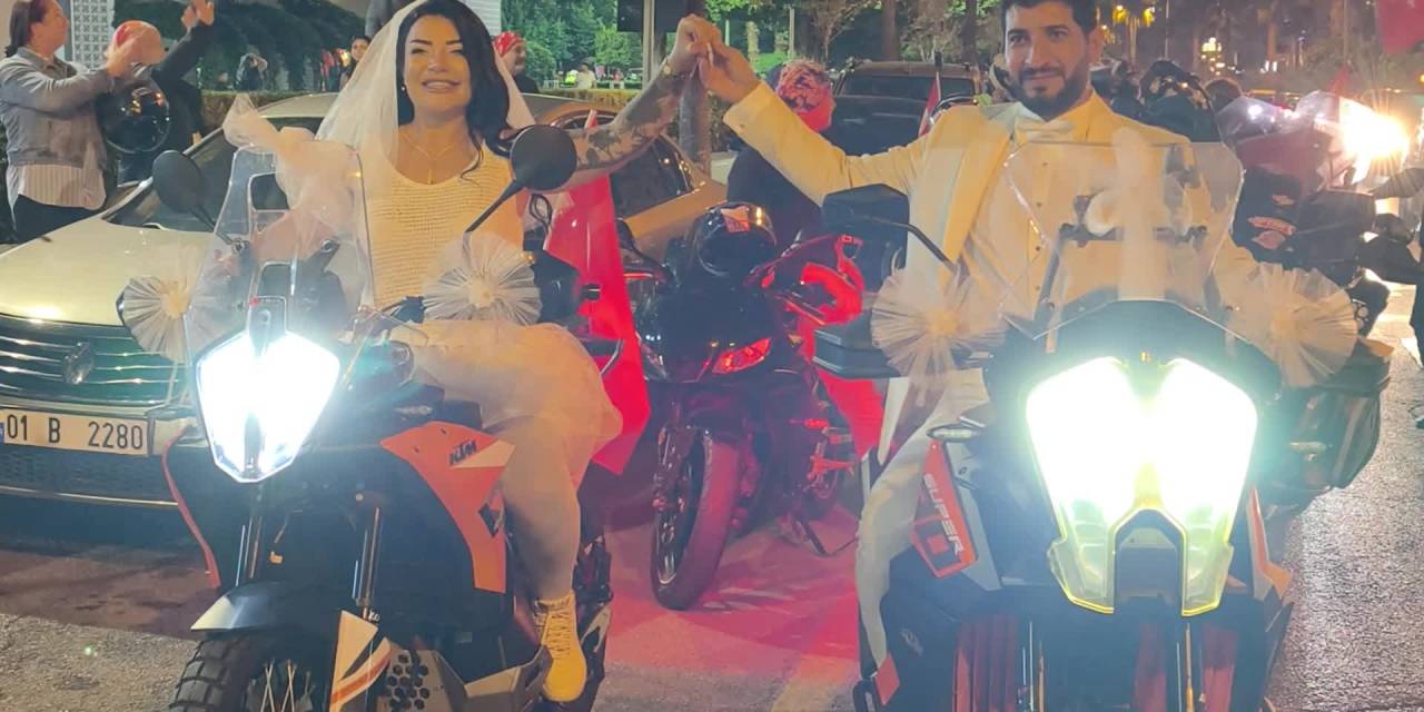 Cumhuriyet Bayramı’nda mutlu bir başlangıç: gelin ve damat korteje katıldı