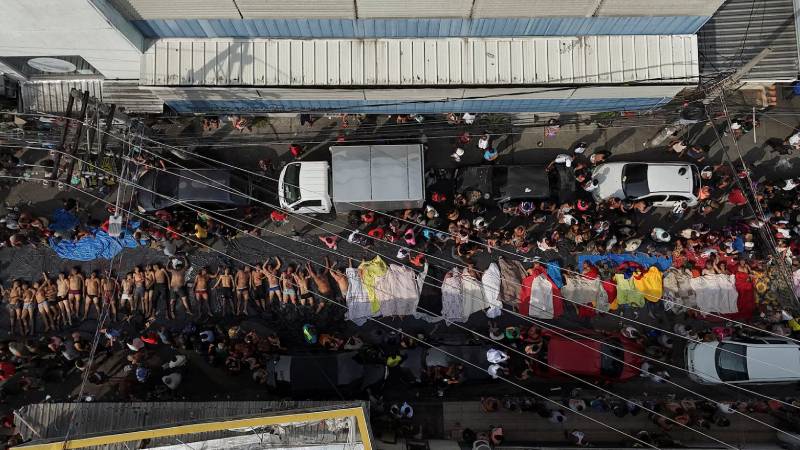 Brezilya'daki uyuşturucu operasyonu: 121 kişi öldü, aileler ölüleri ormandan toplayıp caddeye serdi!