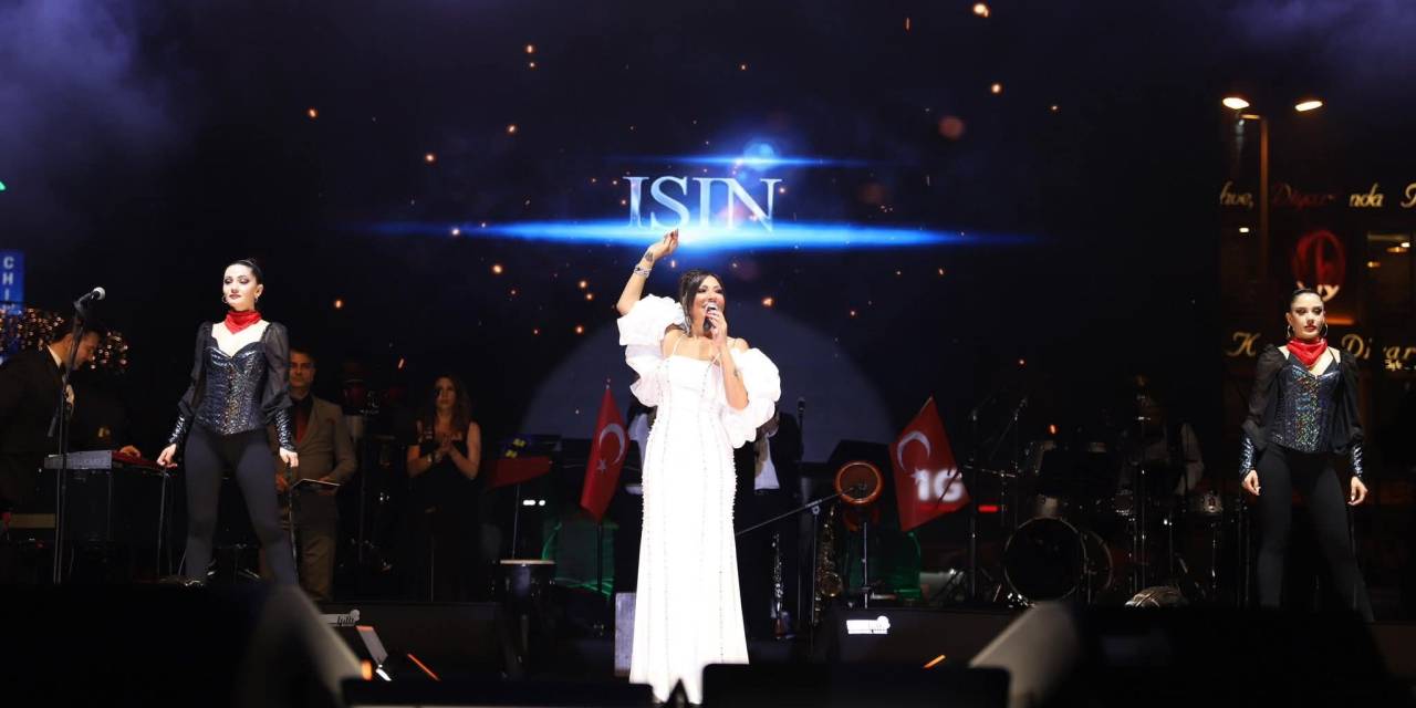 29 Ekim coşkusu Işın Karaca ile Bandırma'da yaşandı