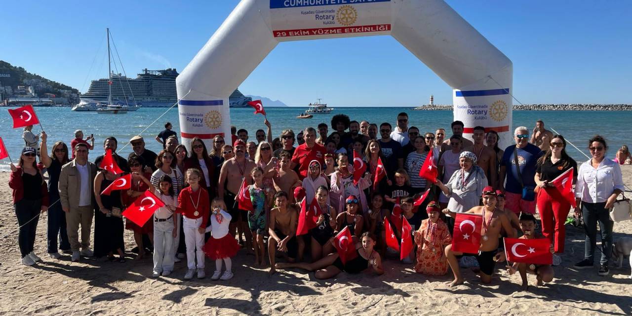 Kuşadası'nda Cumhuriyet İçin Yüzdüler