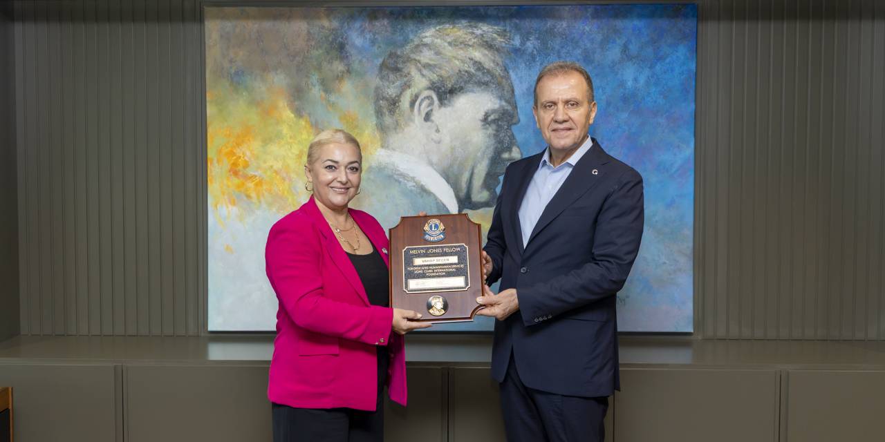 Vahap Seçer, Melvin Jones Fellowship Dostluk Ödülü'nü aldı