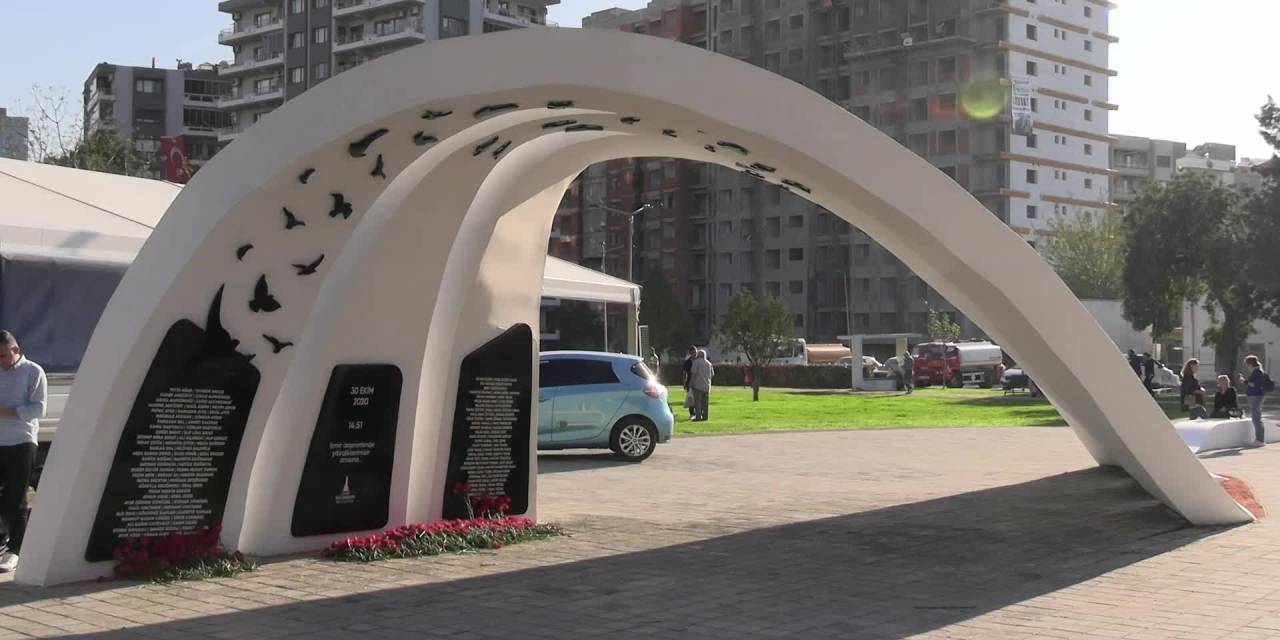 İzmir depreminde kaybedilen 117 kişi anıldı, aileler adalet istedi